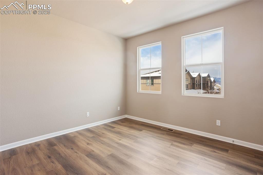 Image 20 of 30: Bedroom