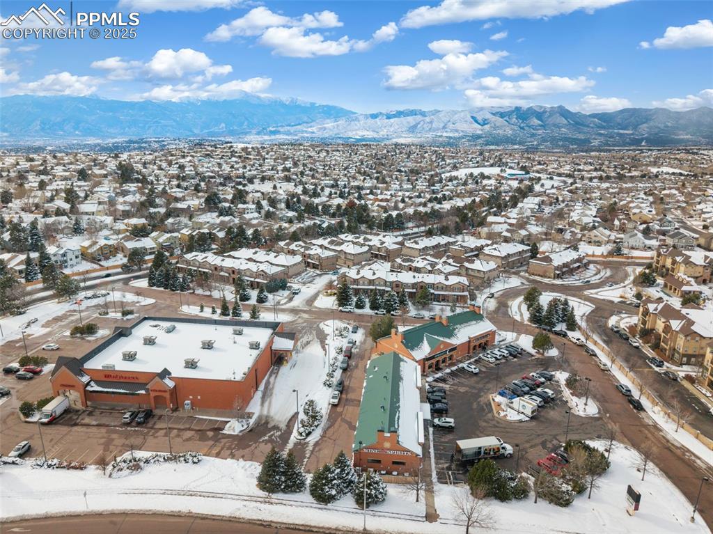 Image 27 of 30: Neighborhood shopping and amenities.