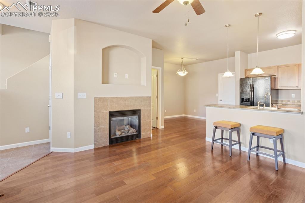 Image 5 of 30: Living Room