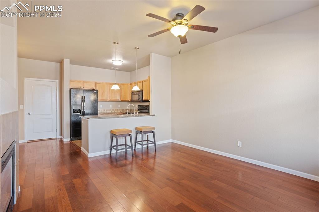 Image 7 of 30: Living Room