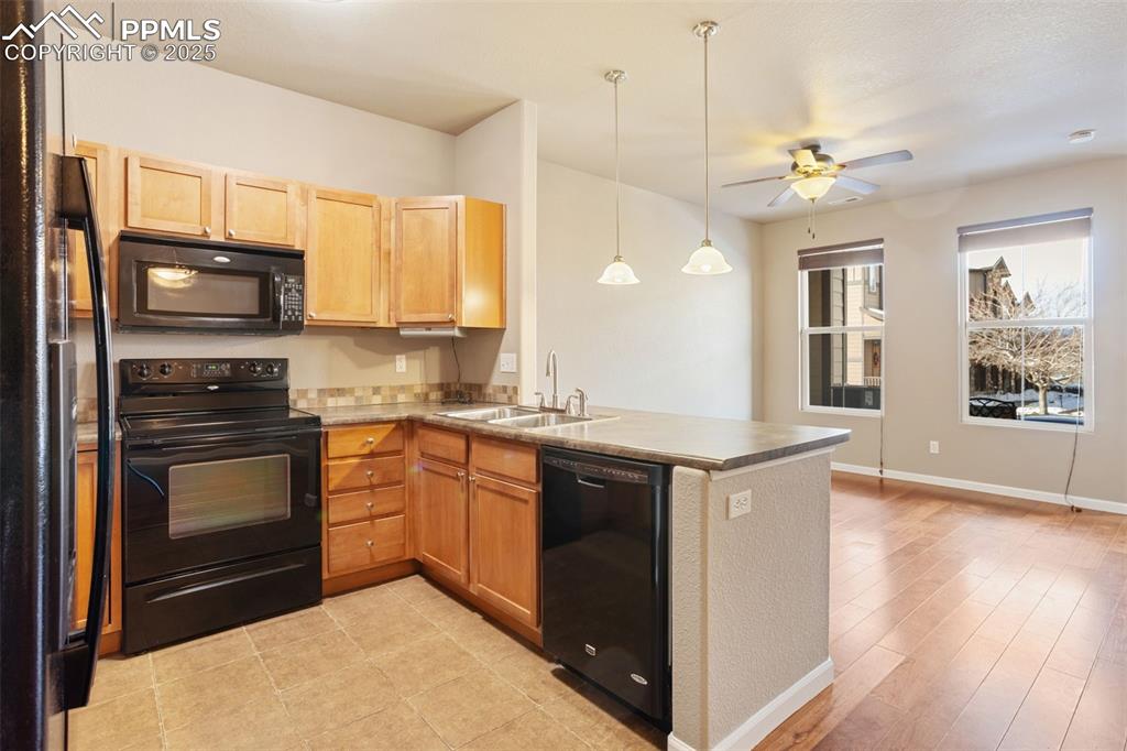 Image 9 of 30: Kitchen