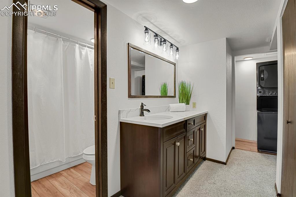 Image 18 of 33: Bathroom