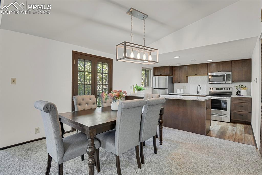 Image 7 of 33: Dining Area