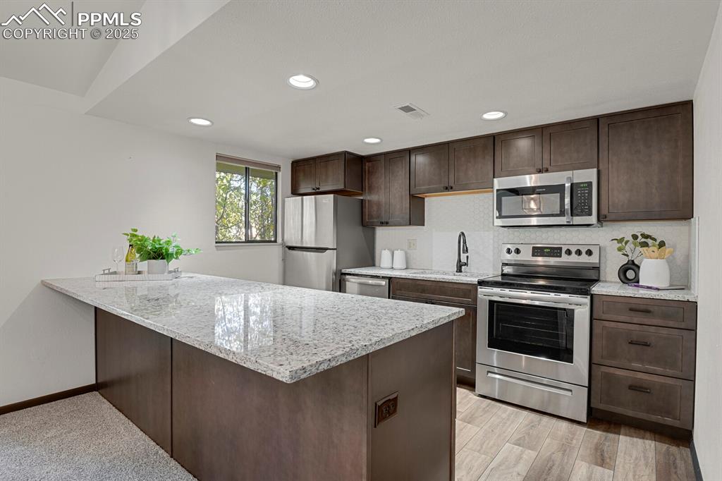 Image 9 of 33: Kitchen