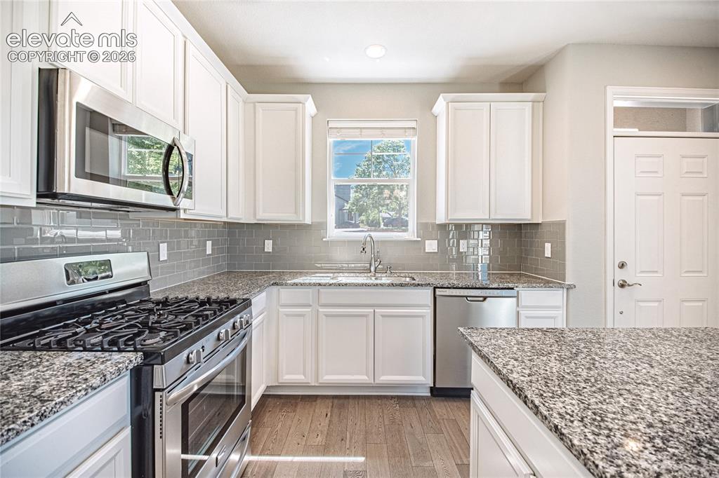Image 10 of 40: Kitchen