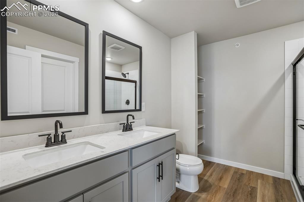 Image 14 of 24: Bathroom