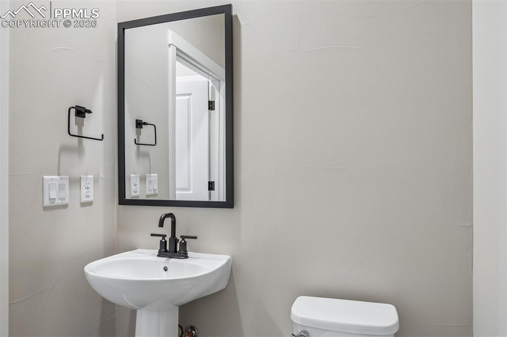 Image 16 of 24: Bathroom