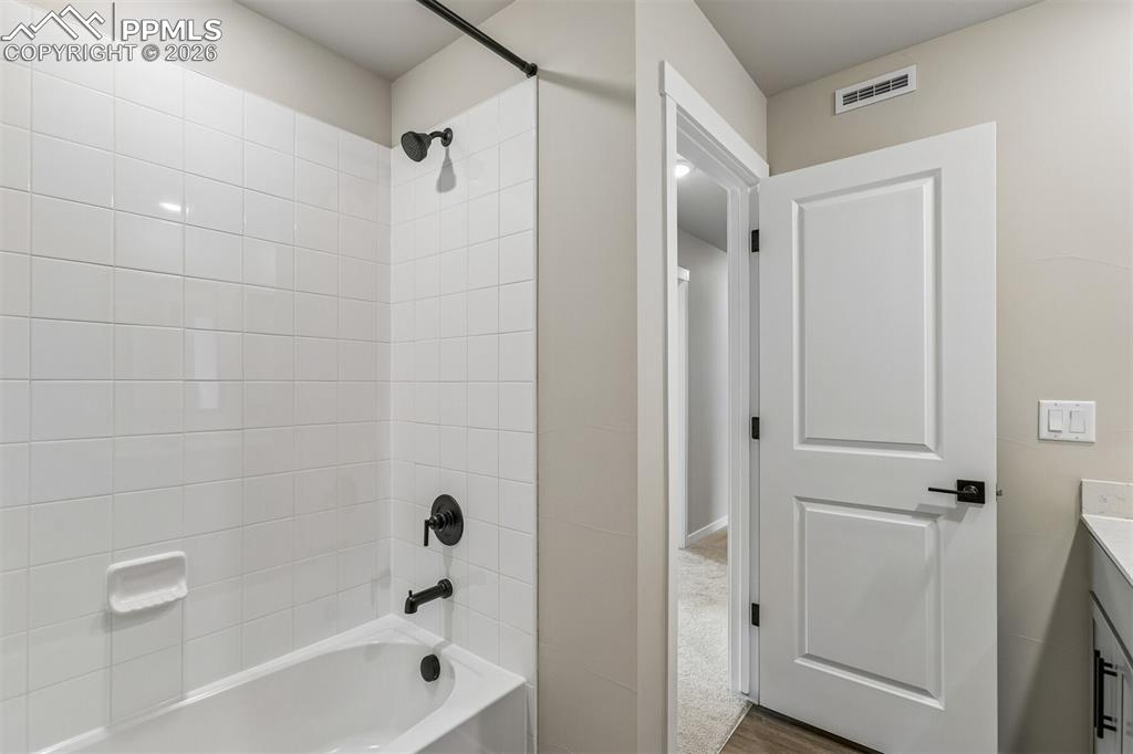 Image 17 of 24: Bathroom