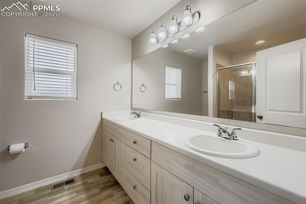 Image 17 of 29: Bathroom