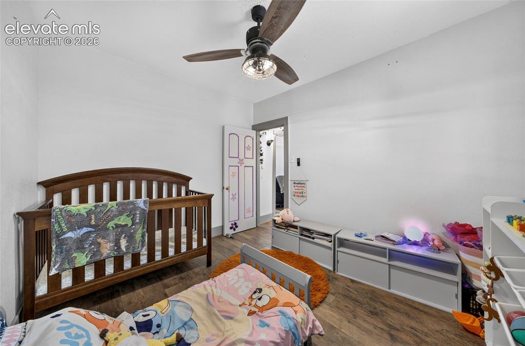 Image 11 of 18: Bedroom