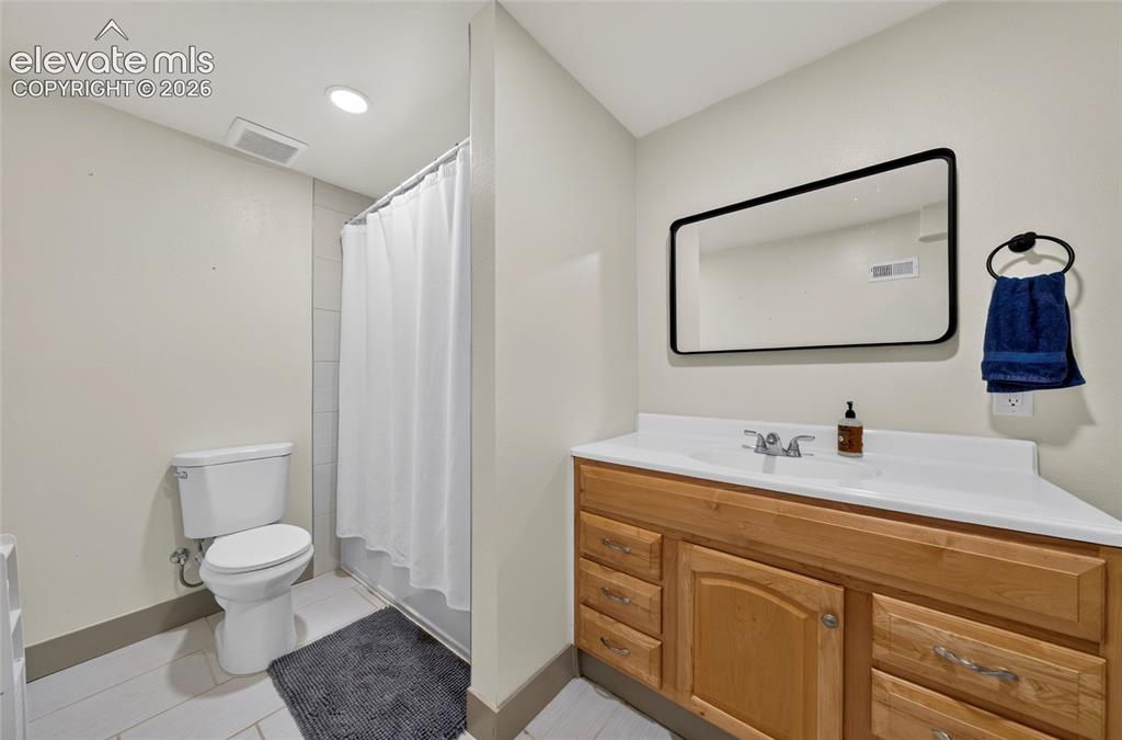 Image 12 of 18: Bathroom