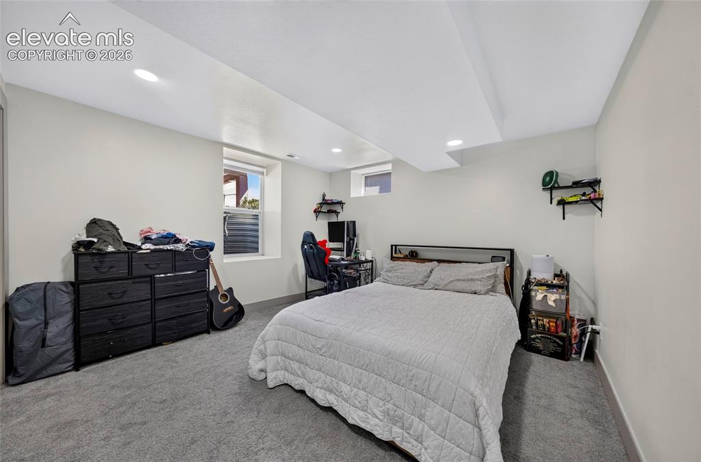 Image 14 of 18: Bedroom