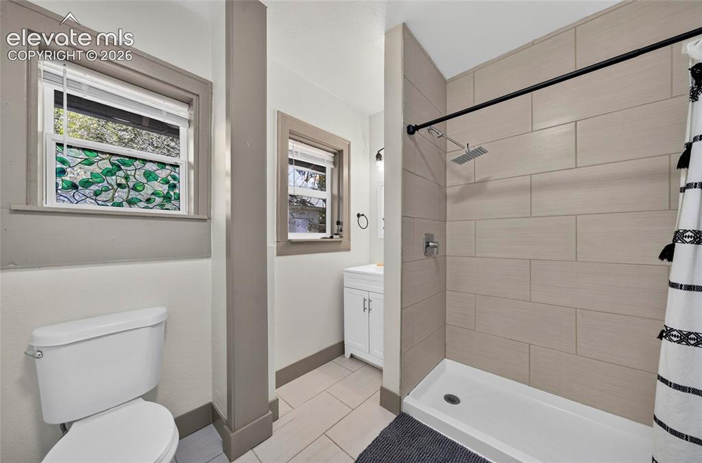 Image 16 of 18: Bathroom