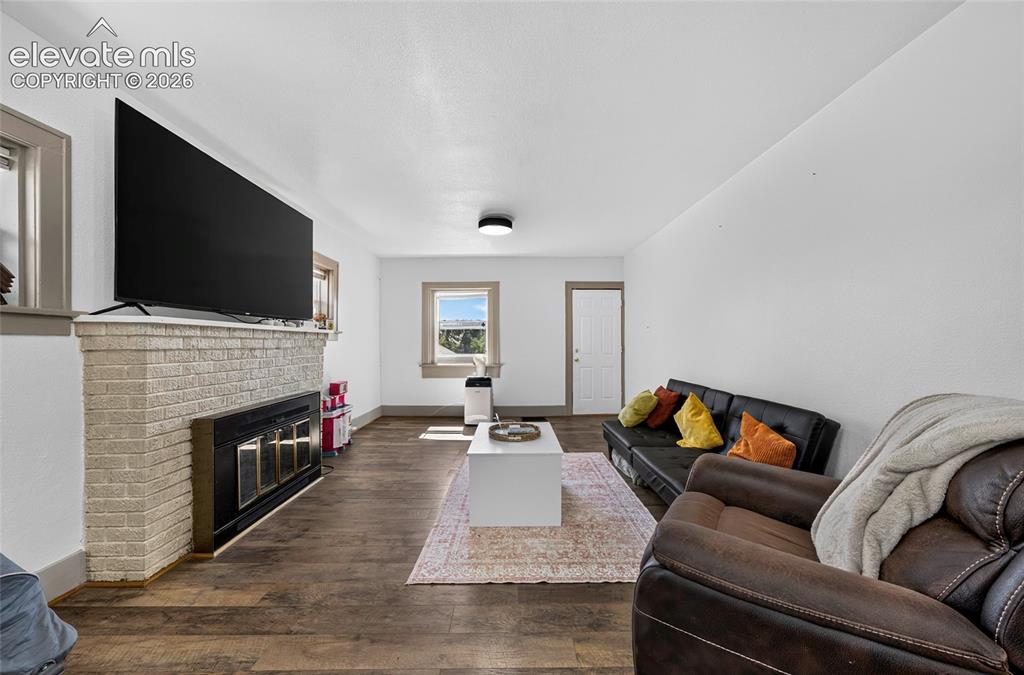 Image 5 of 18: Living Room