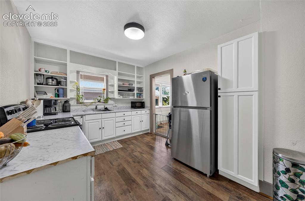 Image 6 of 18: Kitchen