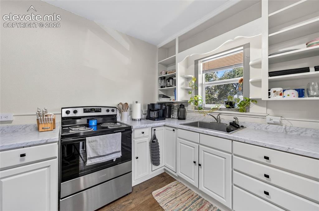 Image 7 of 18: Kitchen