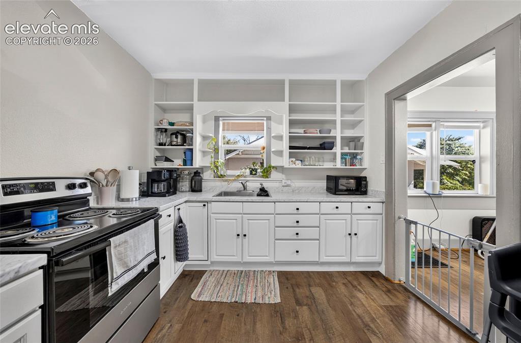 Image 8 of 18: Kitchen