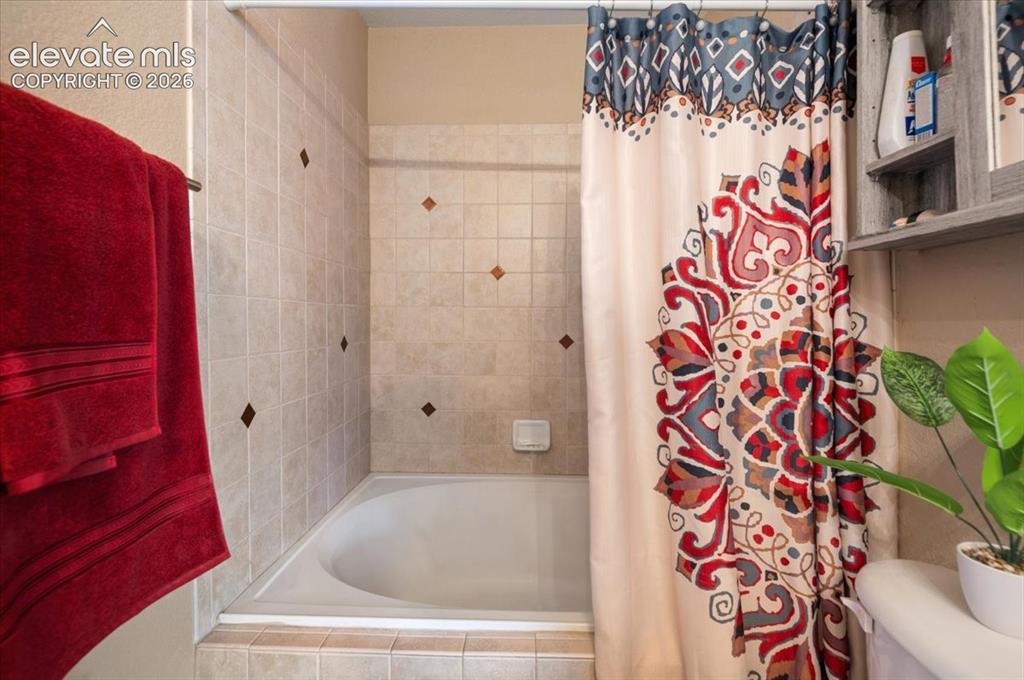 Image 18 of 39: Bathroom