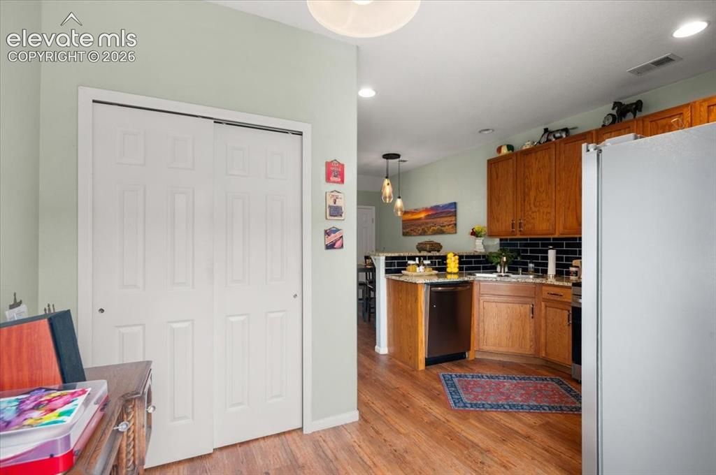 Image 9 of 39: Kitchen