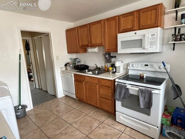 Image 11 of 18: Kitchen
