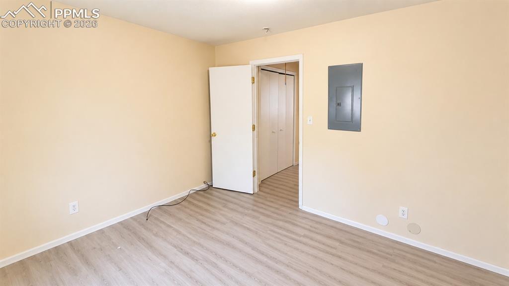 Image 4 of 18: Bedroom