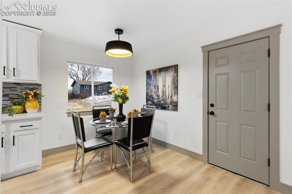 Image 11 of 36: Dining Area