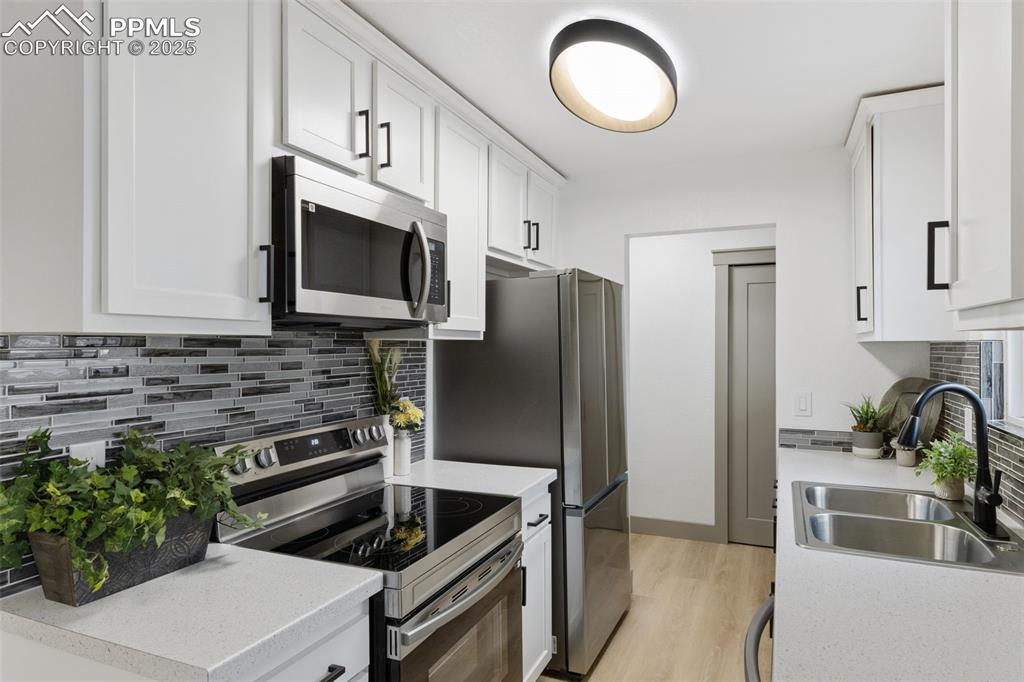 Image 14 of 36: Kitchen