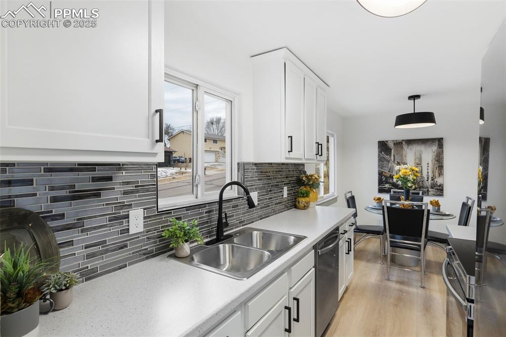 Image 15 of 36: Open concept perfect for entertaining. 