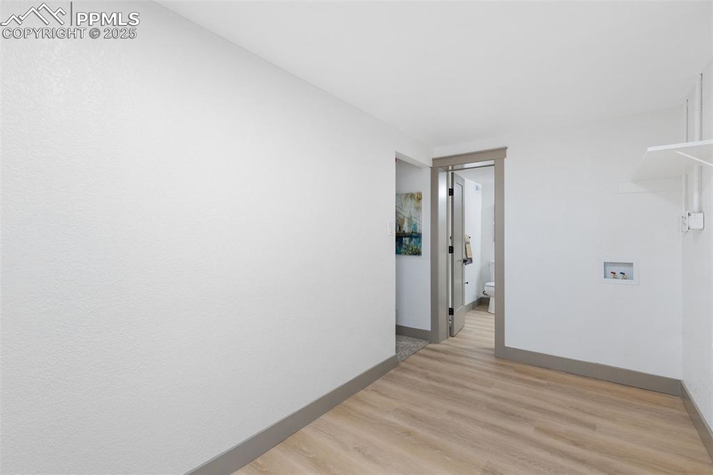 Image 32 of 36: Laundry