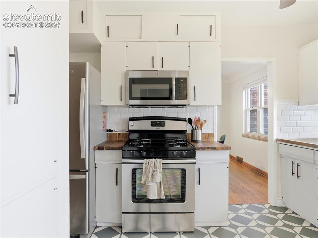 Image 10 of 41: Kitchen