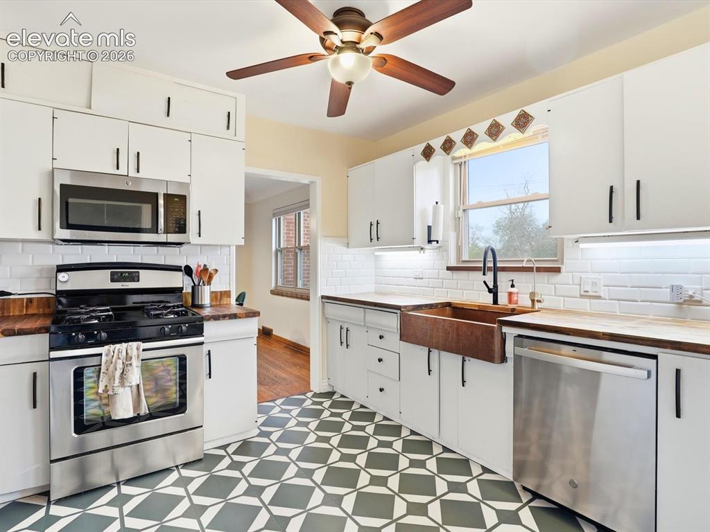 Image 11 of 41: Kitchen