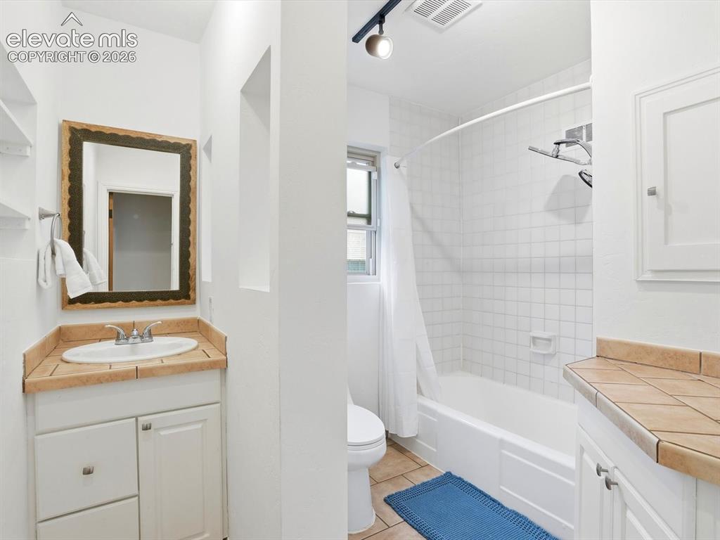 Image 16 of 41: Bathroom