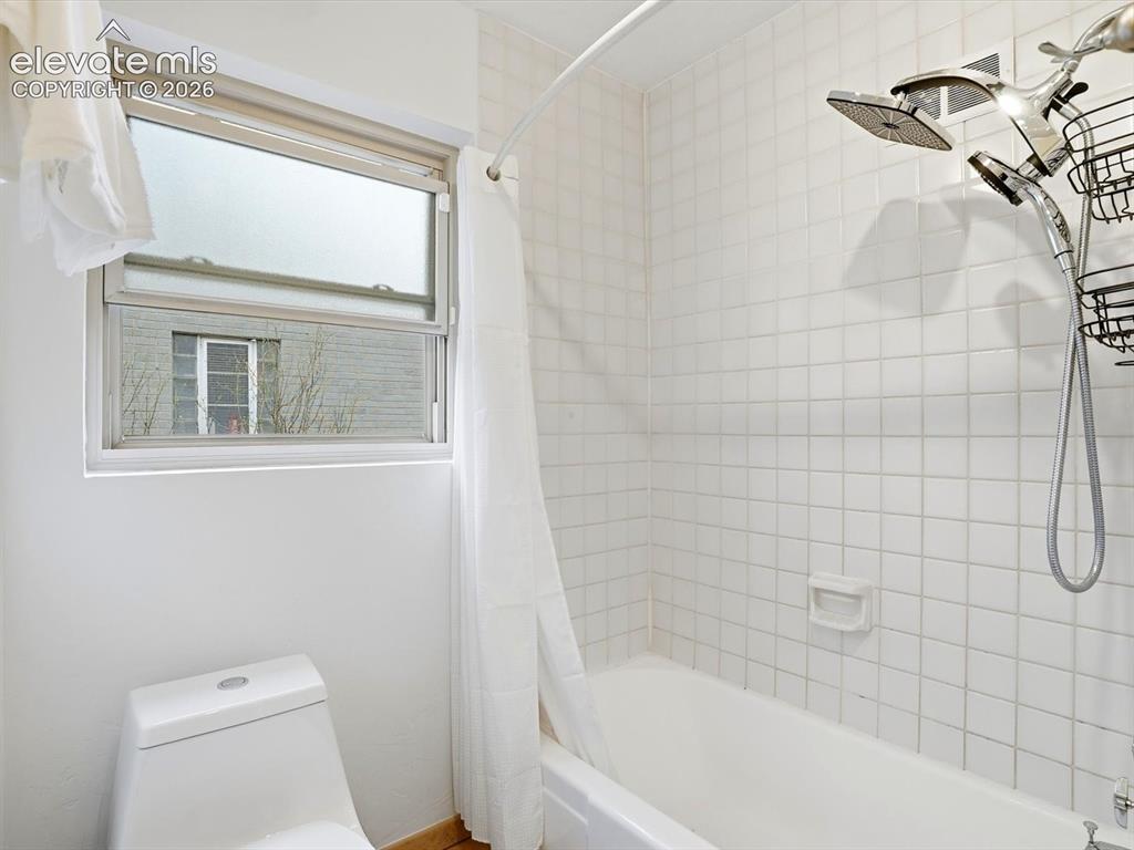 Image 17 of 41: Bathroom
