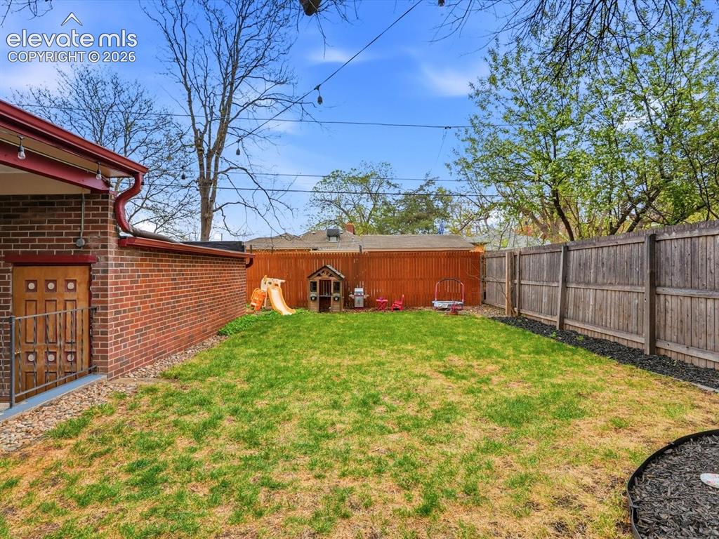 Image 36 of 41: Yard