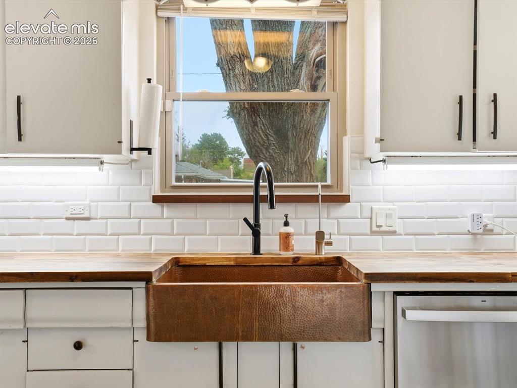 Image 9 of 41: Kitchen