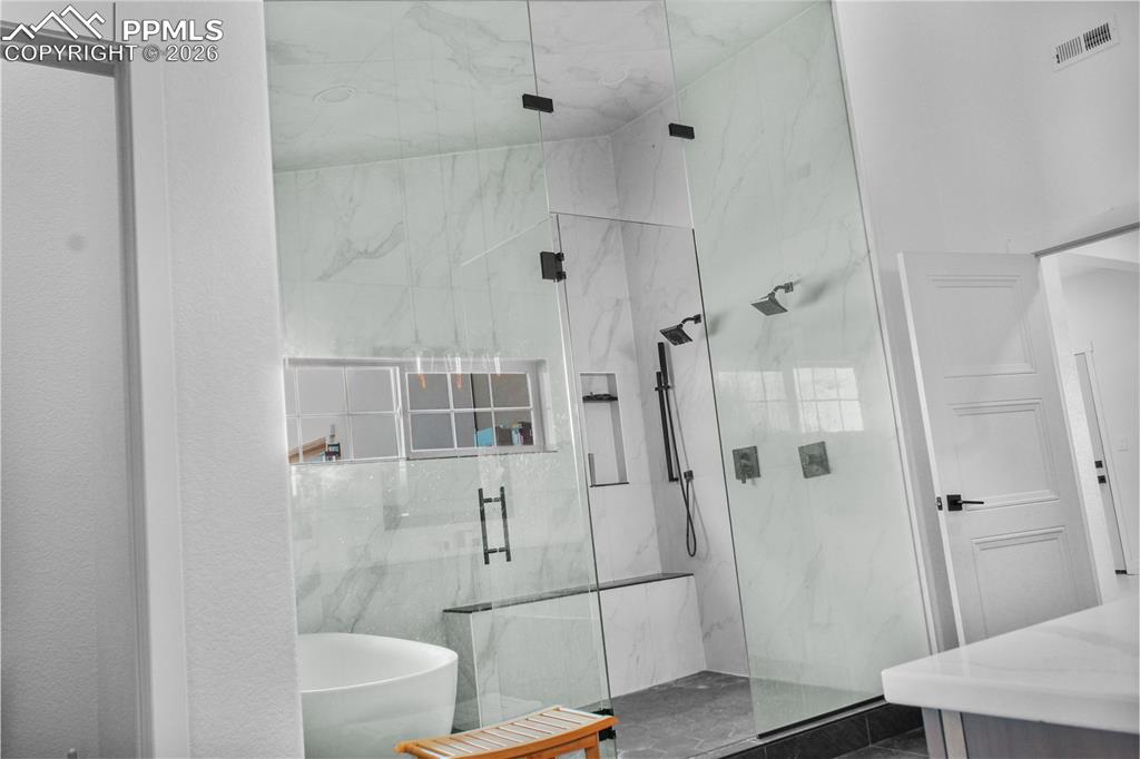 Image 14 of 34: Bathroom