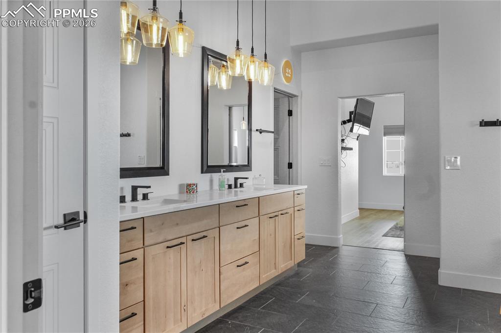 Image 15 of 34: Bathroom