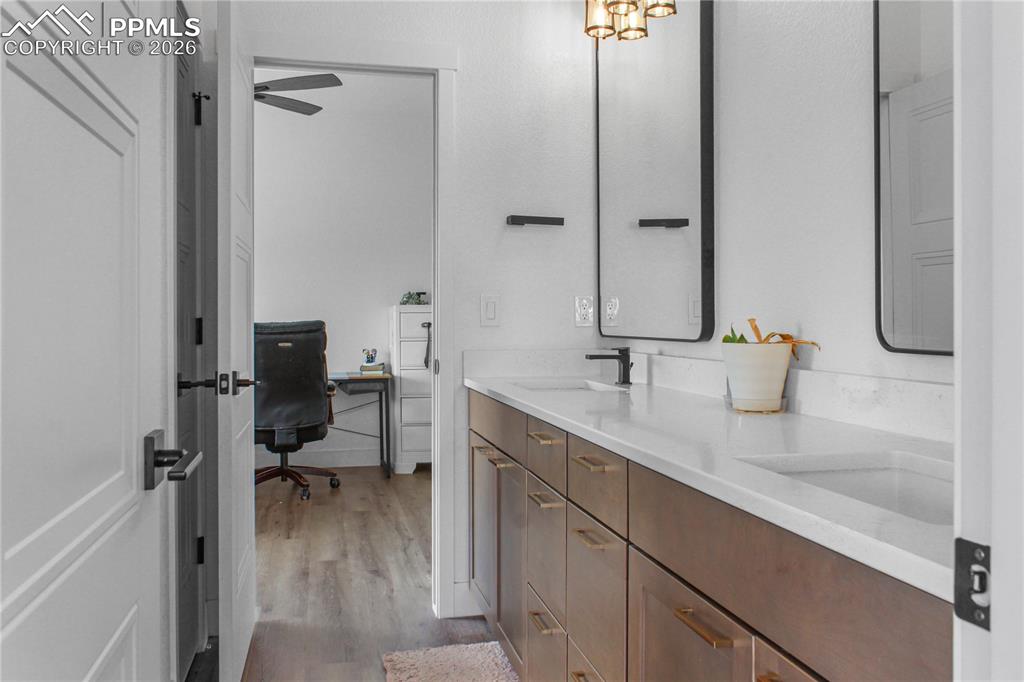 Image 22 of 34: Bathroom