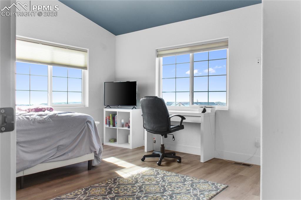 Image 26 of 34: Bedroom #6