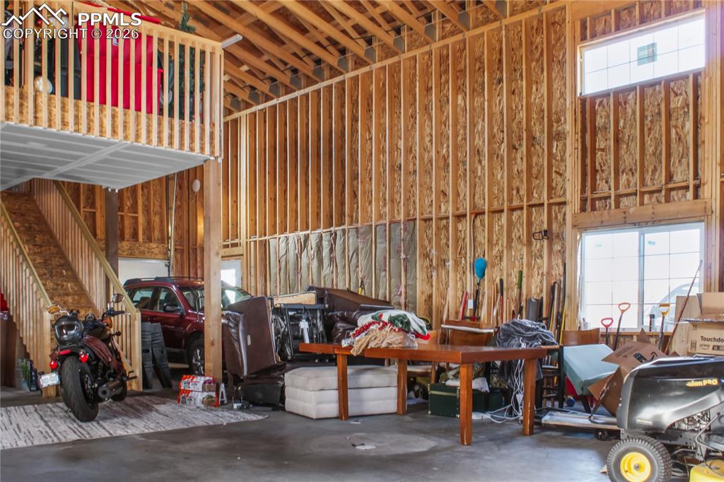 Image 32 of 34: Garage