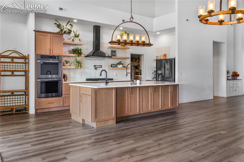 Image 5 of 34: Kitchen