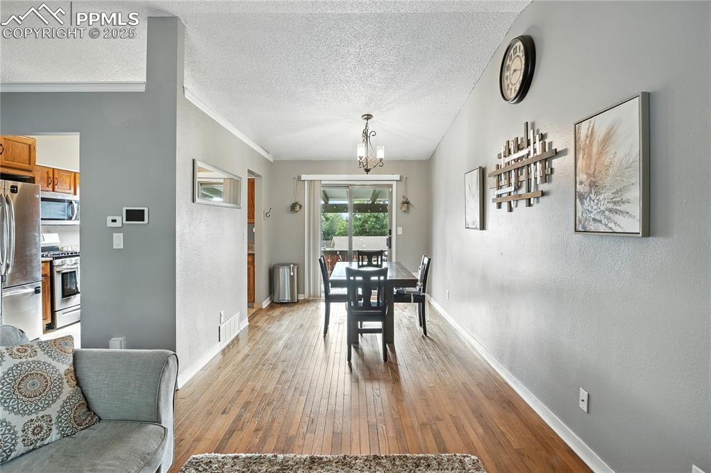 Image 5 of 38: Dining Area