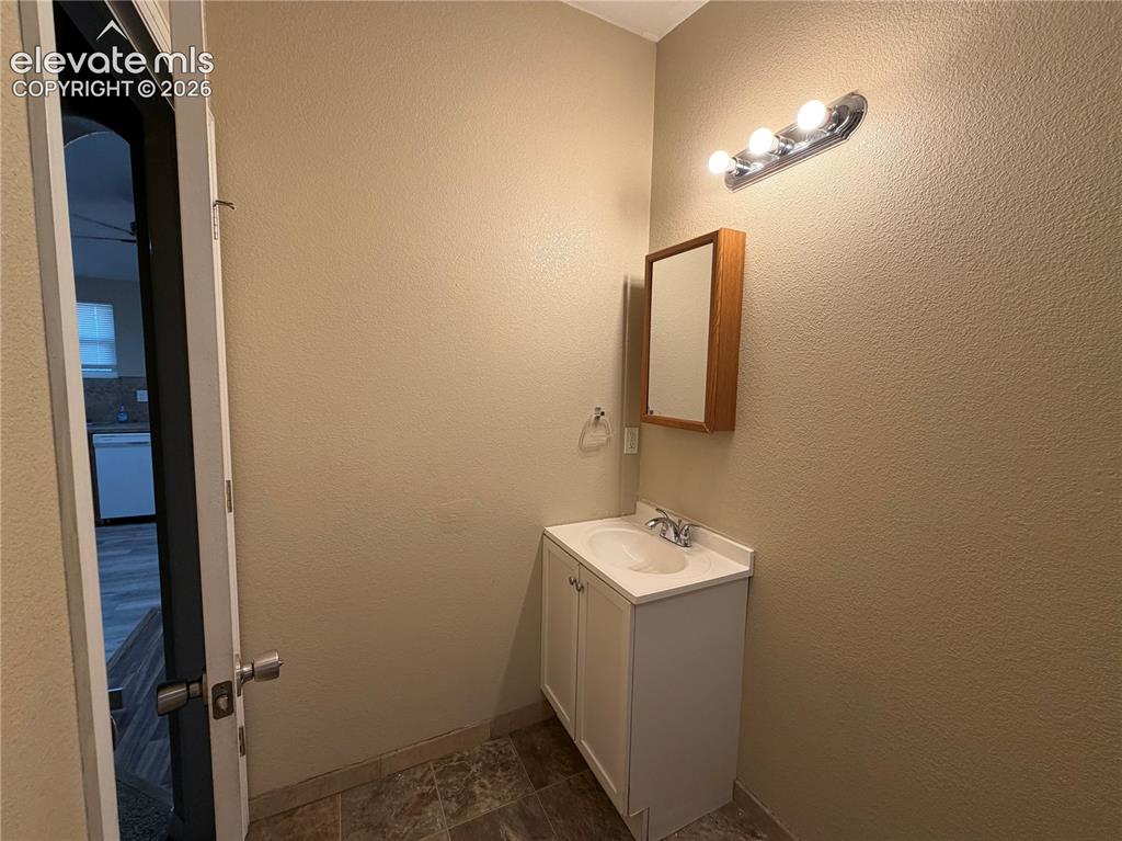Image 18 of 32: Front unit