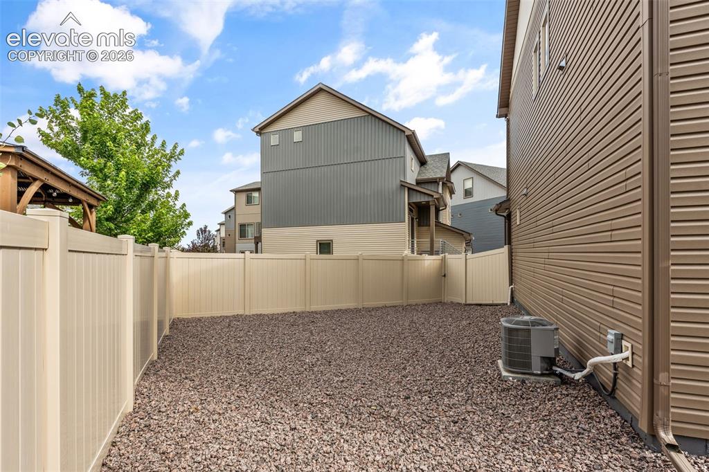 Image 42 of 48: Yard
