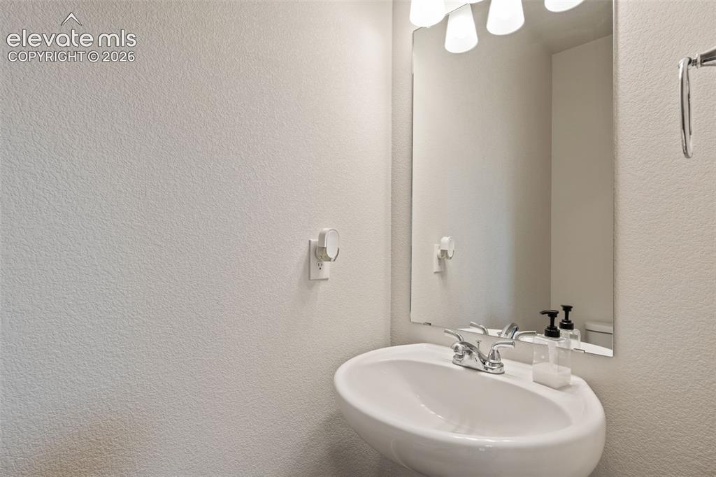 Image 7 of 48: Bathroom