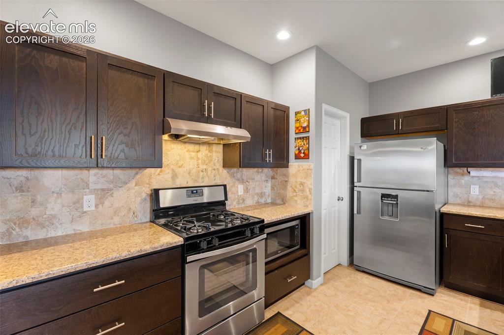 Image 10 of 50: Kitchen