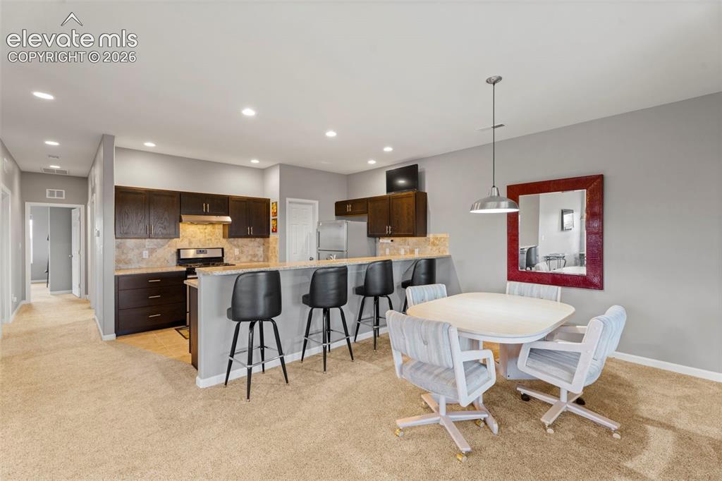 Image 11 of 50: Dining Area