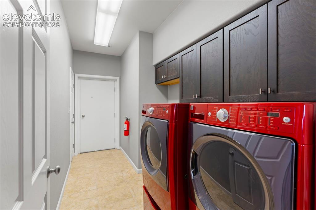 Image 14 of 50: Laundry