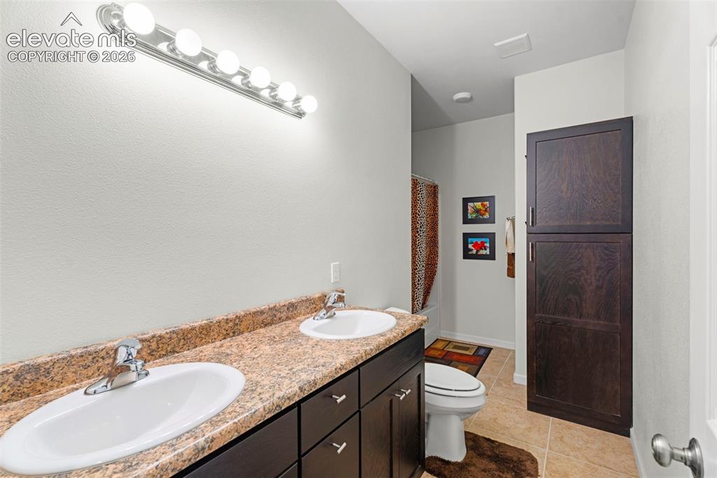 Image 15 of 50: Bathroom