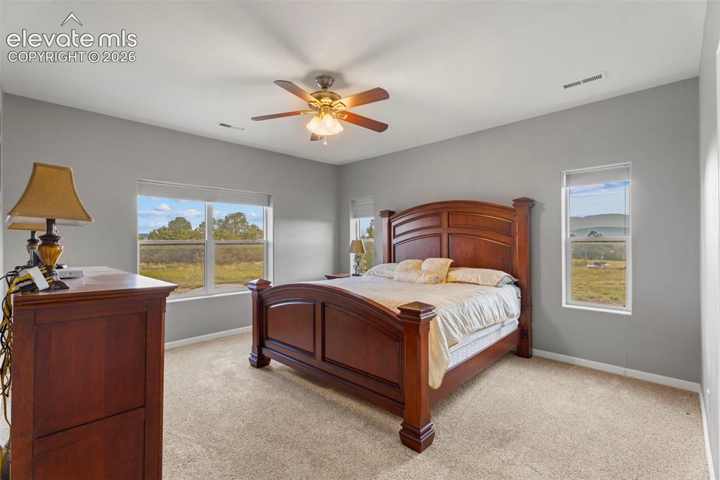 Image 16 of 50: Bedroom